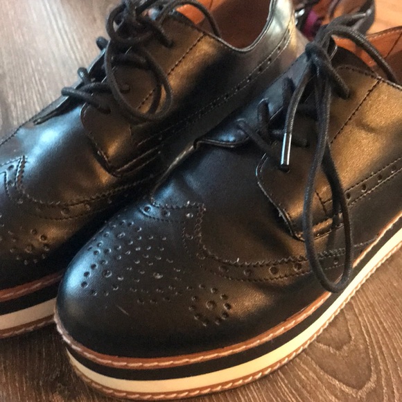 Woman’s black Oxfords - plat Form - Picture 1 of 6